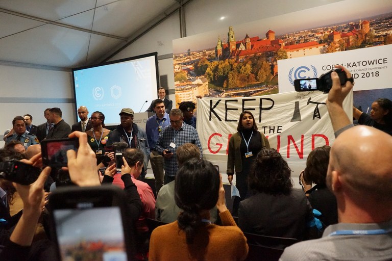 Protest marks US press conference at climate talks