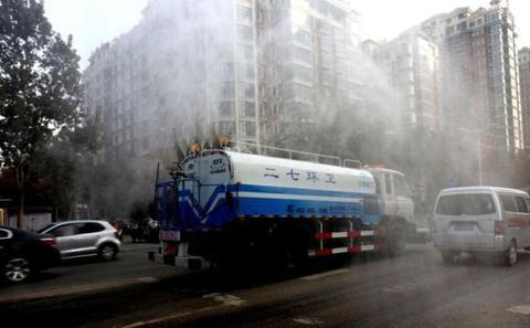 Zhengzhou criticized for using water to combat smog