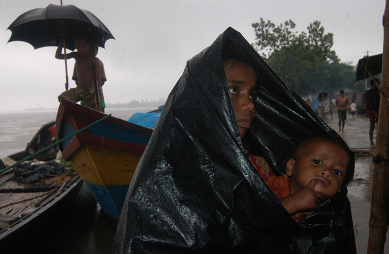 Cyclone, rain kills hundreds in South Asia