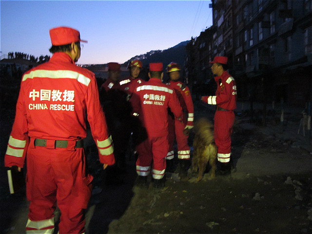 Chinese rescue dam workers after Nepal quake