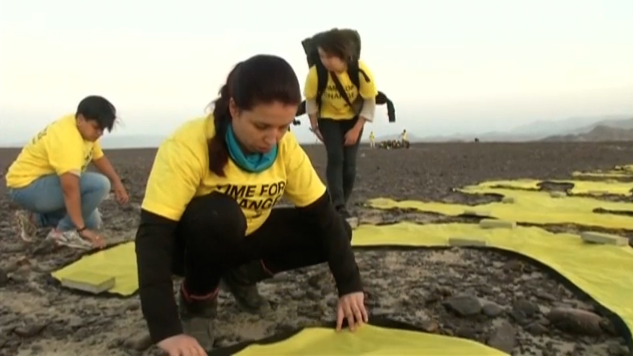 Greenpeace stunt steals show at Lima summit
