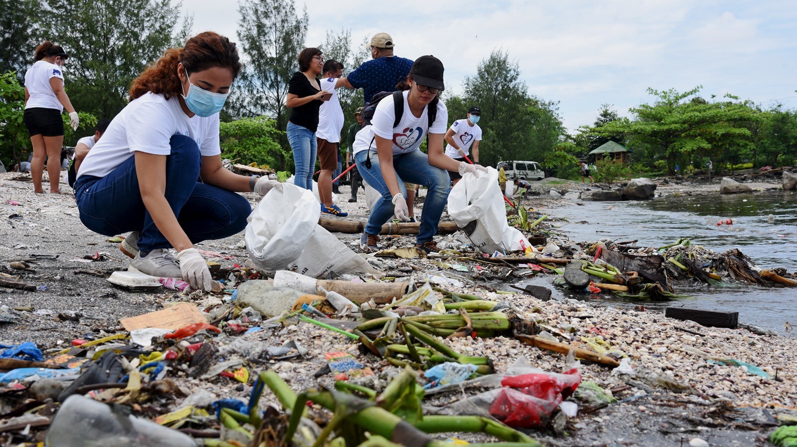 Philippines - Plastic Threatening Last Remaining Mangrove Habitat in Manila 
