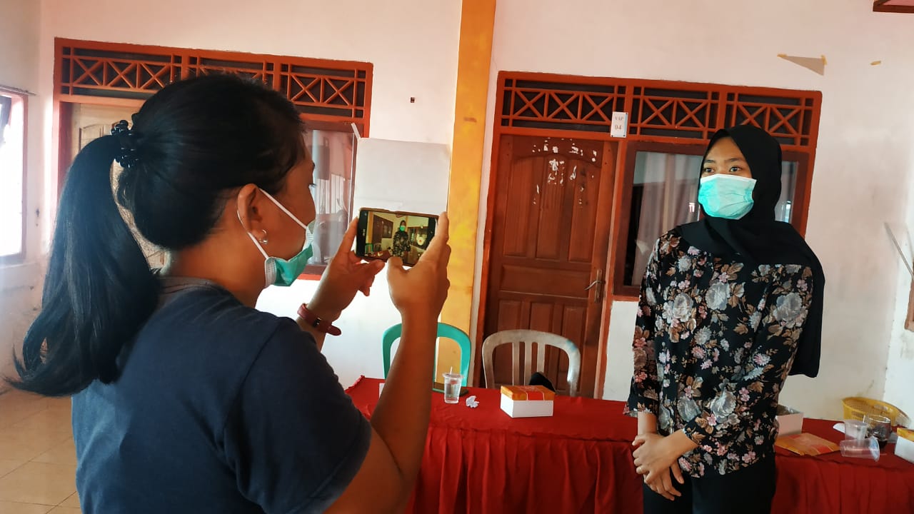 Women reporters from the Indigenous Mentawai community in Indonesia participate in an EJN-supported training on video journalism.