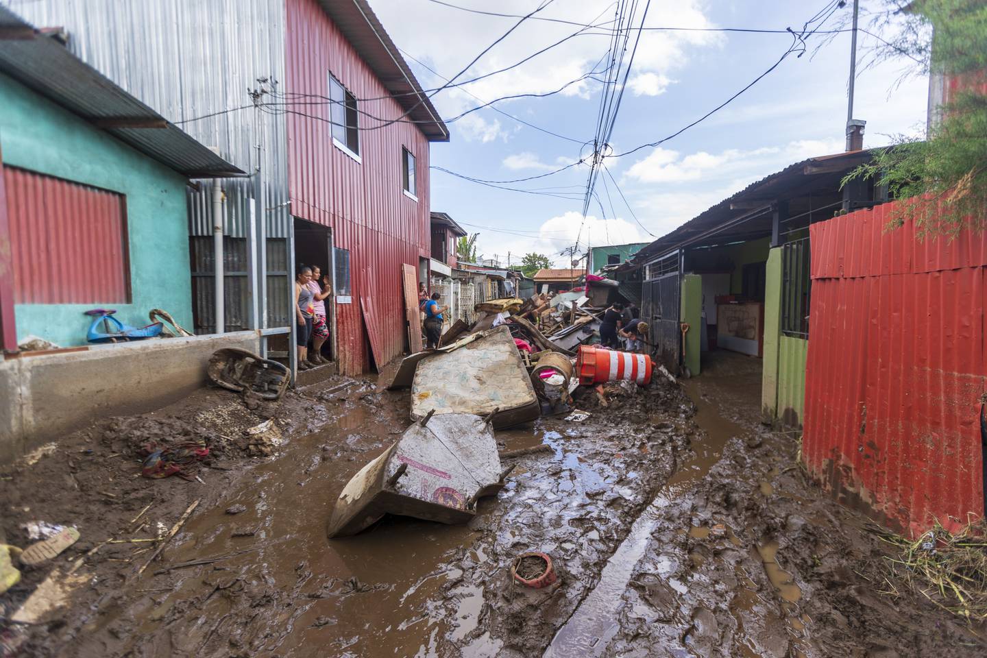 Residents of neighborhoods in La Lima de Cartago suffered extensive damage from recent floods. (Jose Cordero)