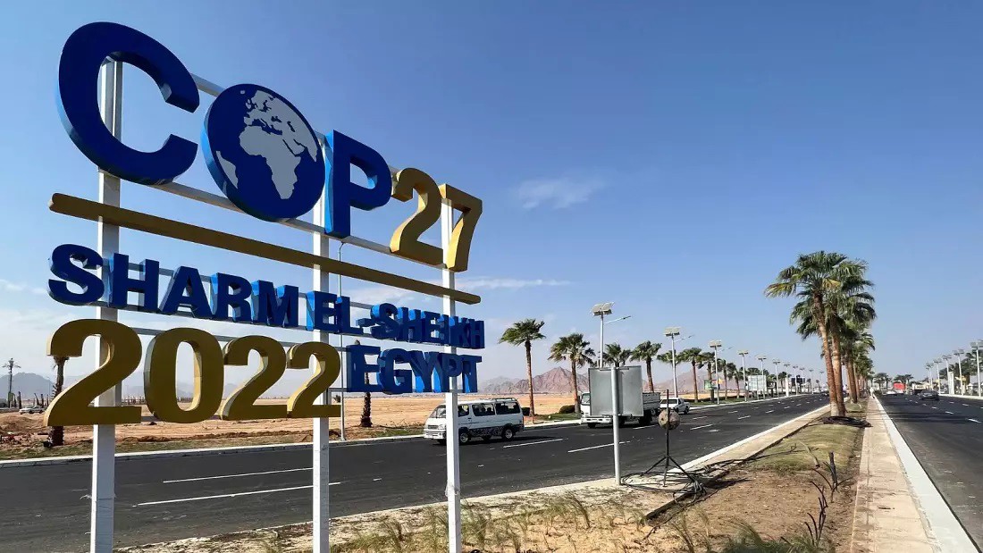 COP27 signs on the way to the conference in Sharm el-Sheikh Photo: Saeed Sheisha, Reuters