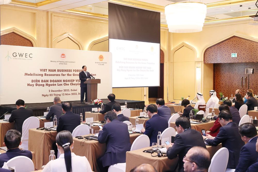  Vietnam's Prime Minister Pham Minh Chinh speaks at the Vietnam Business Forum on Mobilizing Resources for Green Transition co-chaired by GWEC in Dubai on December 2. Photos: Nhat Bac/VGP 