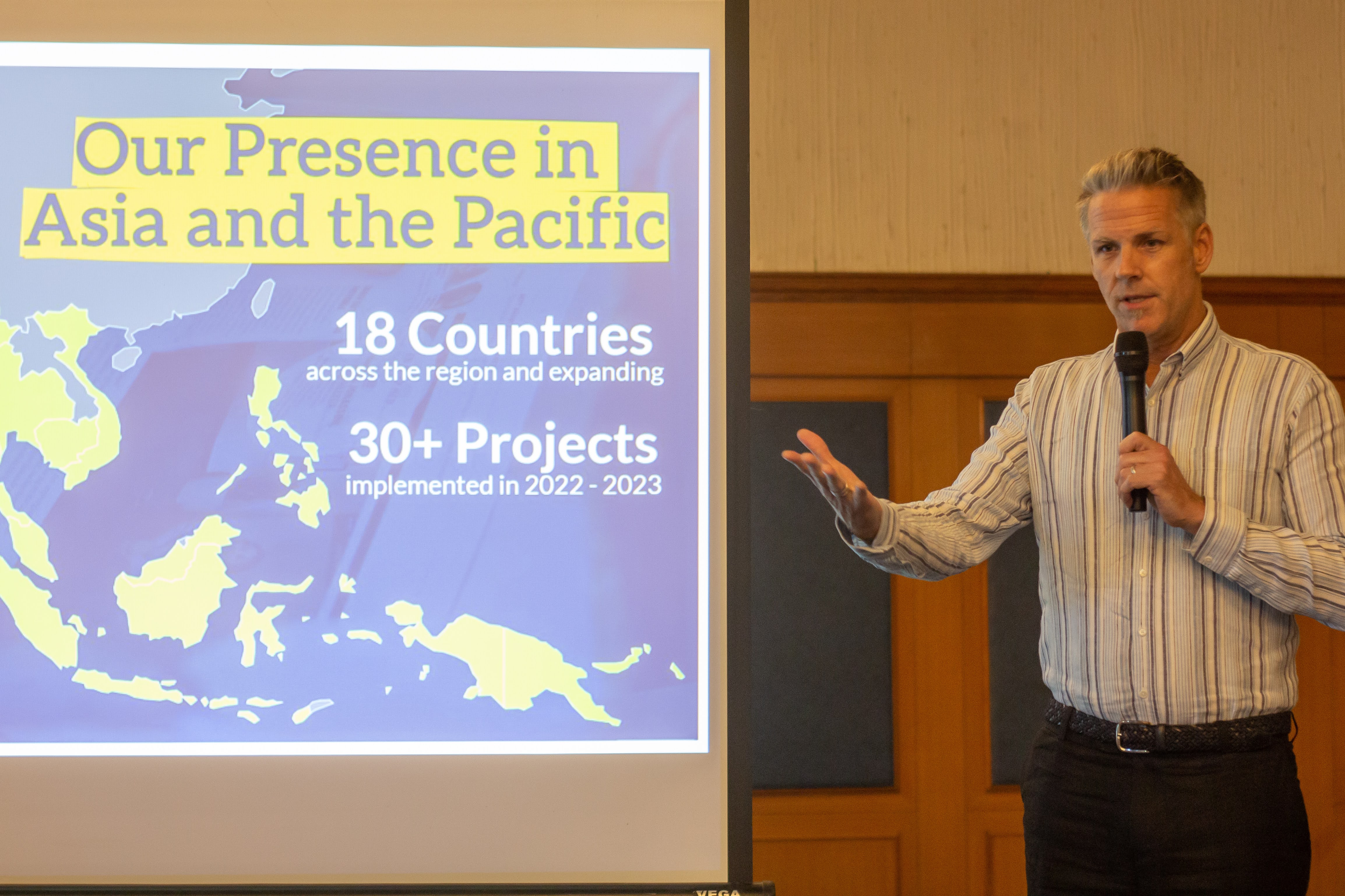 Brain Hanley, regional director for Asia, briefing participants about Internews and EJN’s Asia Pacific project / Credit: Michael Salzwedel. 