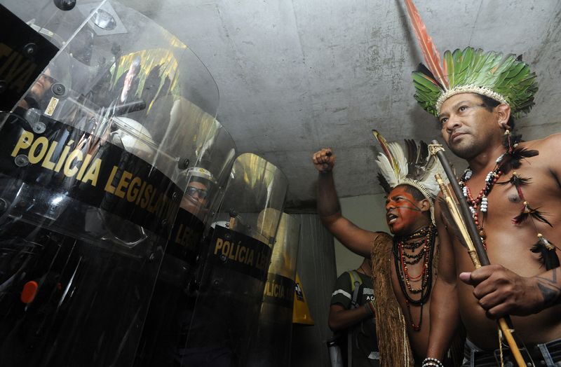 In protest against the PEC 215, indigenous tried to occupy Annex 2 to the House of Representatives.  Photo: Gabriela Korossy / House of Representatives (12/16/2014)