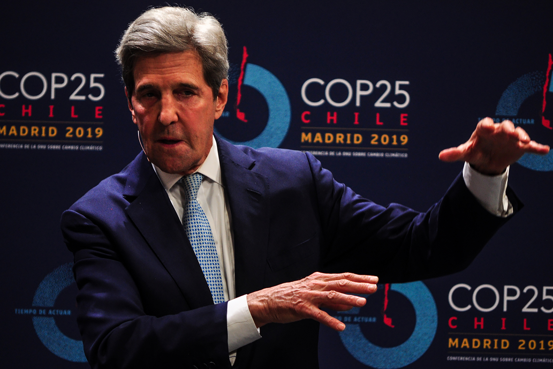 El ex secretario de Estado Jonh Kerry fue uno de los políticos norteamericanos que llegó hasta Madrid bajo el lema We are IN, que sirve también de nombre al movimiento civil estadounidenses que rechazan la decisión de abandonar el Acuerdo de París (Foto: Julio Batista).
