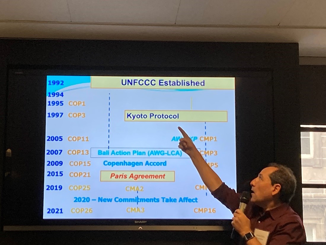 James Fahn, Director of the Earth Journalism Network, explaining the evolution of the COP at one of the daily briefings in Glasgow at COP26, 2021 / Ochi Rochimawati.
