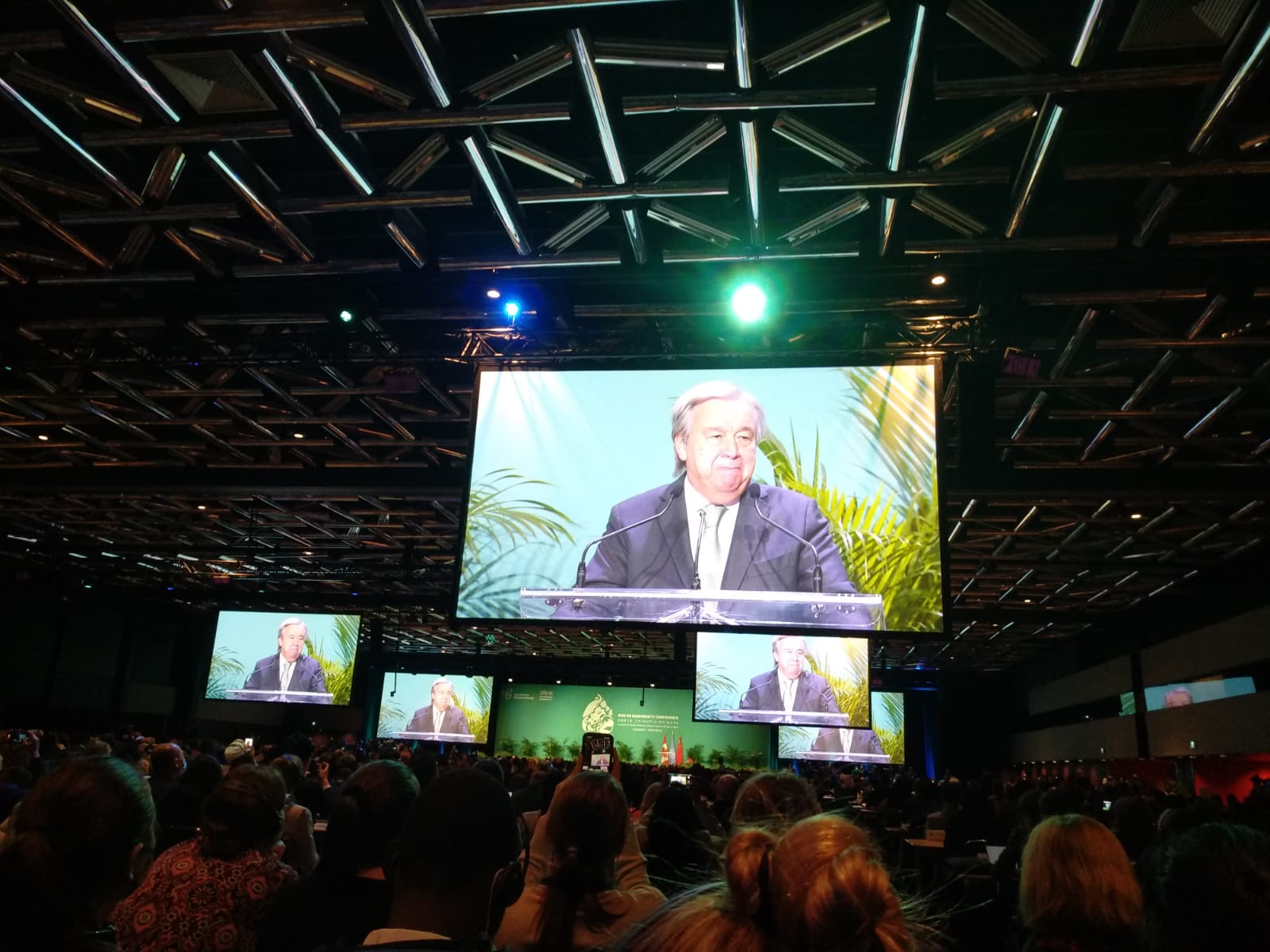 guterres on multiple screens at cop15
