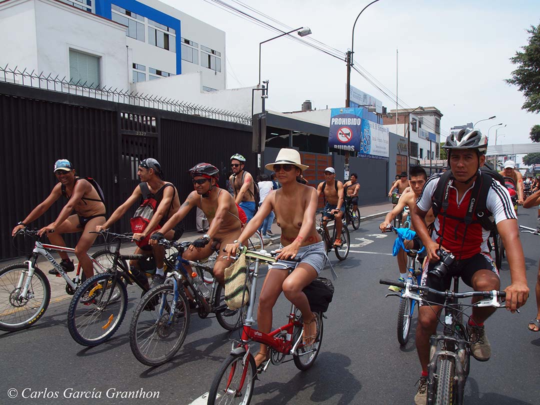 Nude cyclist occupied Lima streets claming for non polluting transportation  ways | Earth Journalism Network