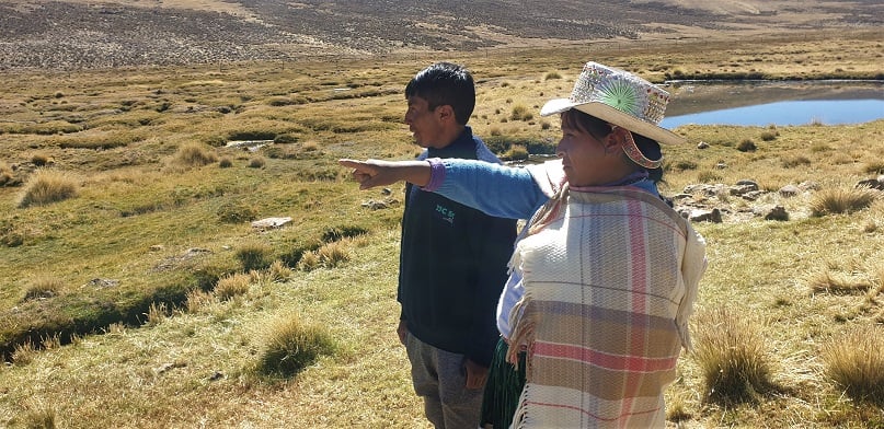 TOMAS AND FLOR. THEY DEDICATE THEMSELVES TO THEIR STAY, THEIR QOCHA AND THEIR ALPACAS. PHOTO: ALBERTO ÑIQUEN