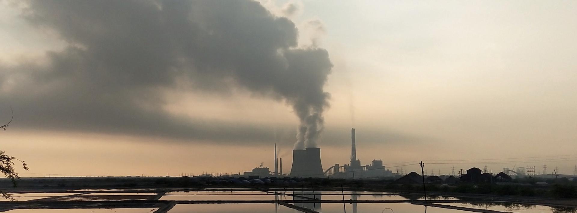 A thermal power plant emits smoke from a chimney.