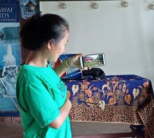 Klementina Ika Tasiripoula presents her final video to the other participants. Credit: Gerson Merari Saleleubaja, Mentawai Kita
