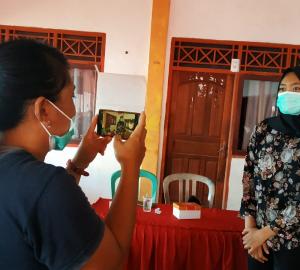 Women reporters from the Indigenous Mentawai community in Indonesia participate in an EJN-supported training on video journalism.