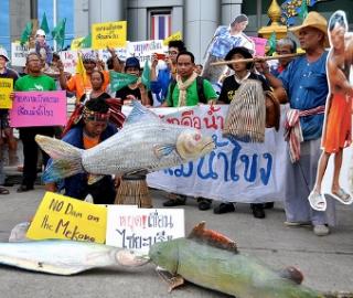 Vietnam demands halt to Mekong dams