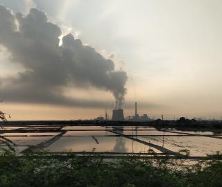 A thermal power plant emits smoke from a chimney.