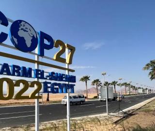 COP27 signs on the way to the conference in Sharm el-Sheikh Photo: Saeed Sheisha, Reuters